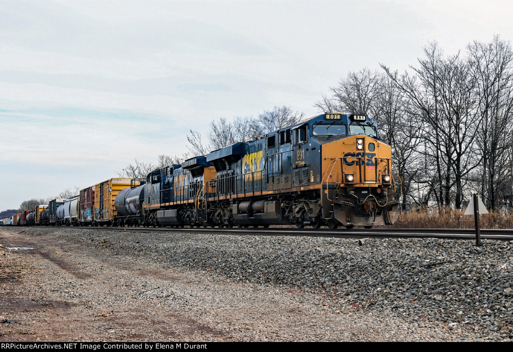 CSX 891 on M-403